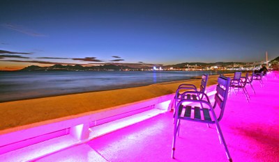 Cannes, la Croisette si tinge di rosa © Kelagopian