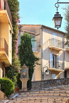 Cannes, una stradina arrampicata del Suquet