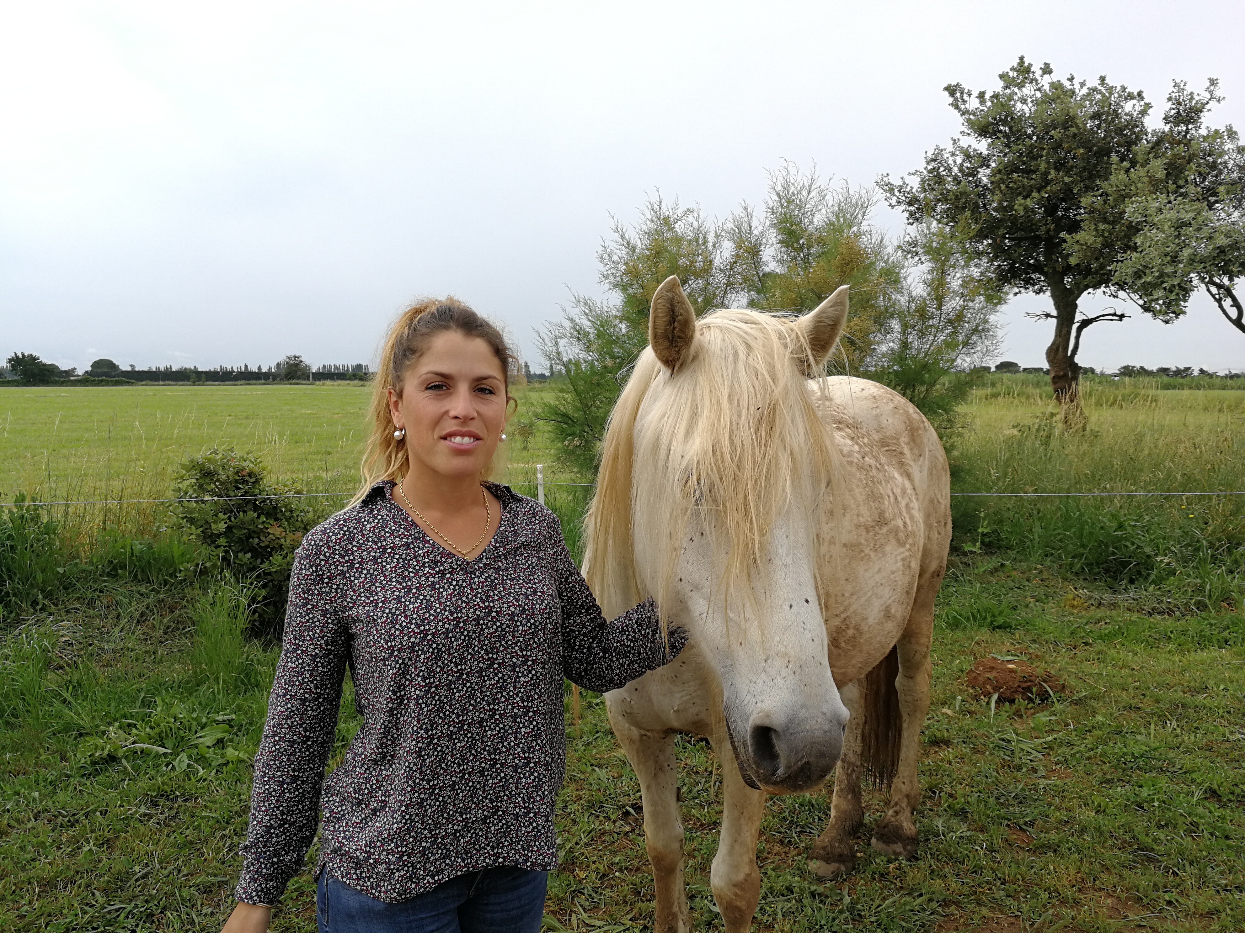 Caroline Maureau, allevatrice, e una delle sue giumente