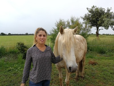 Caroline Maureau, allevatrice, e una delle sue giumente