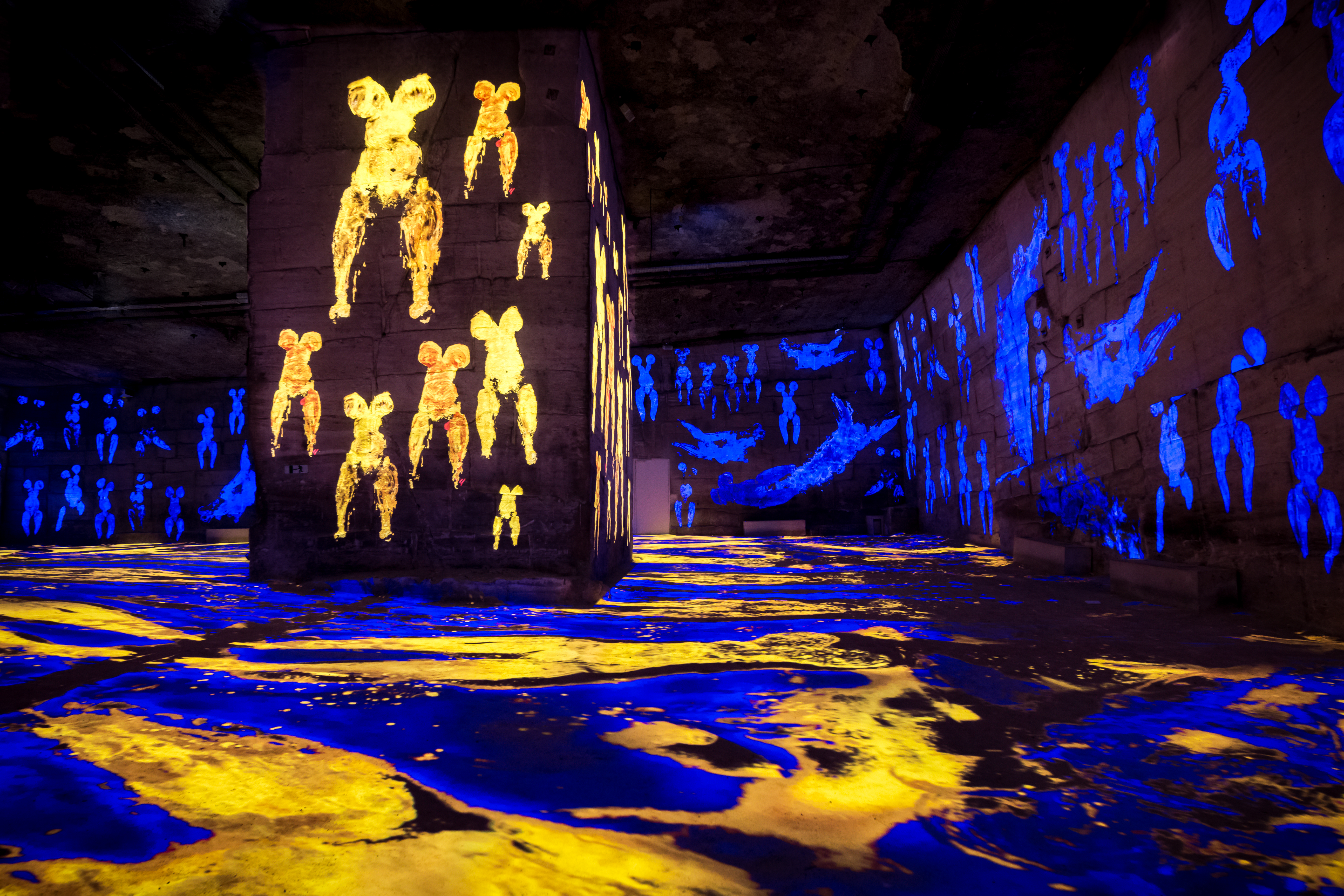 Carrières de Lumières, Yves Klein, IKB e oro.jpg