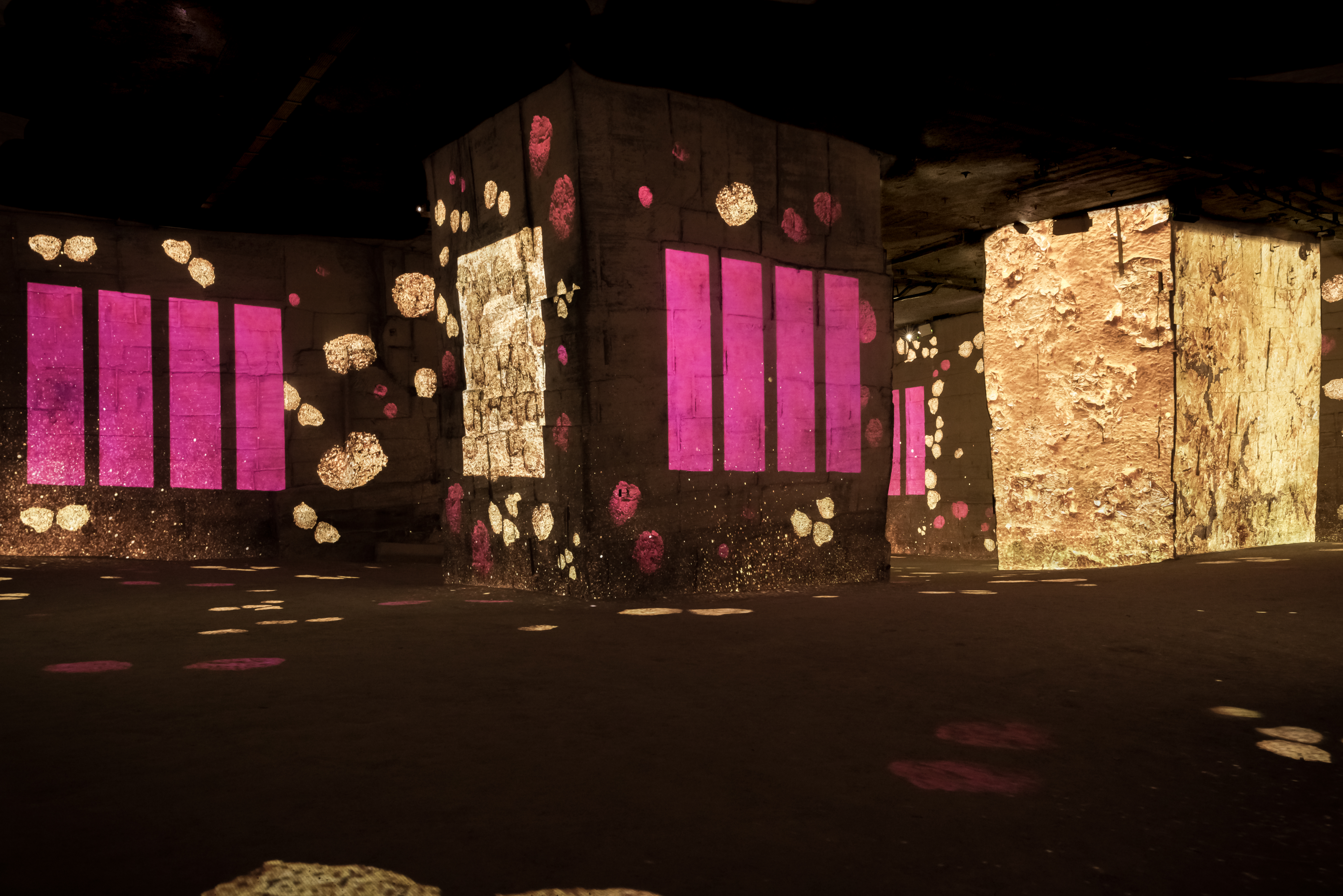 Carrières de Lumières, Yves Klein, oro e rosa