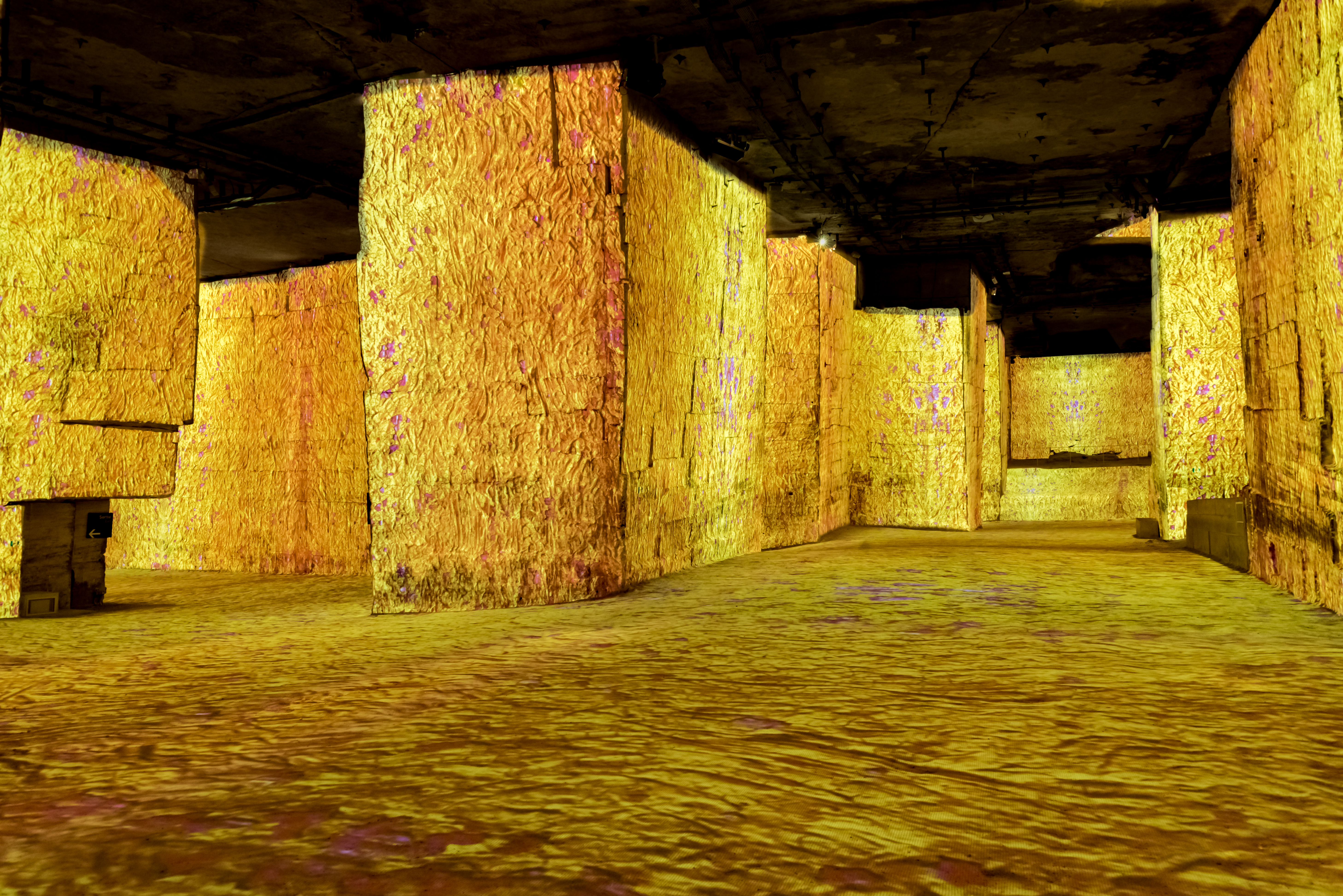 Carrières de Lumières, Yves Klein, oro