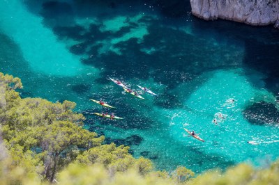 Cassis, in kayak tra i calanchi