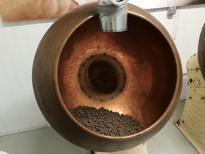 Chocolaterie Castelain, la tostatura delle nocciole nei contenitori di rame