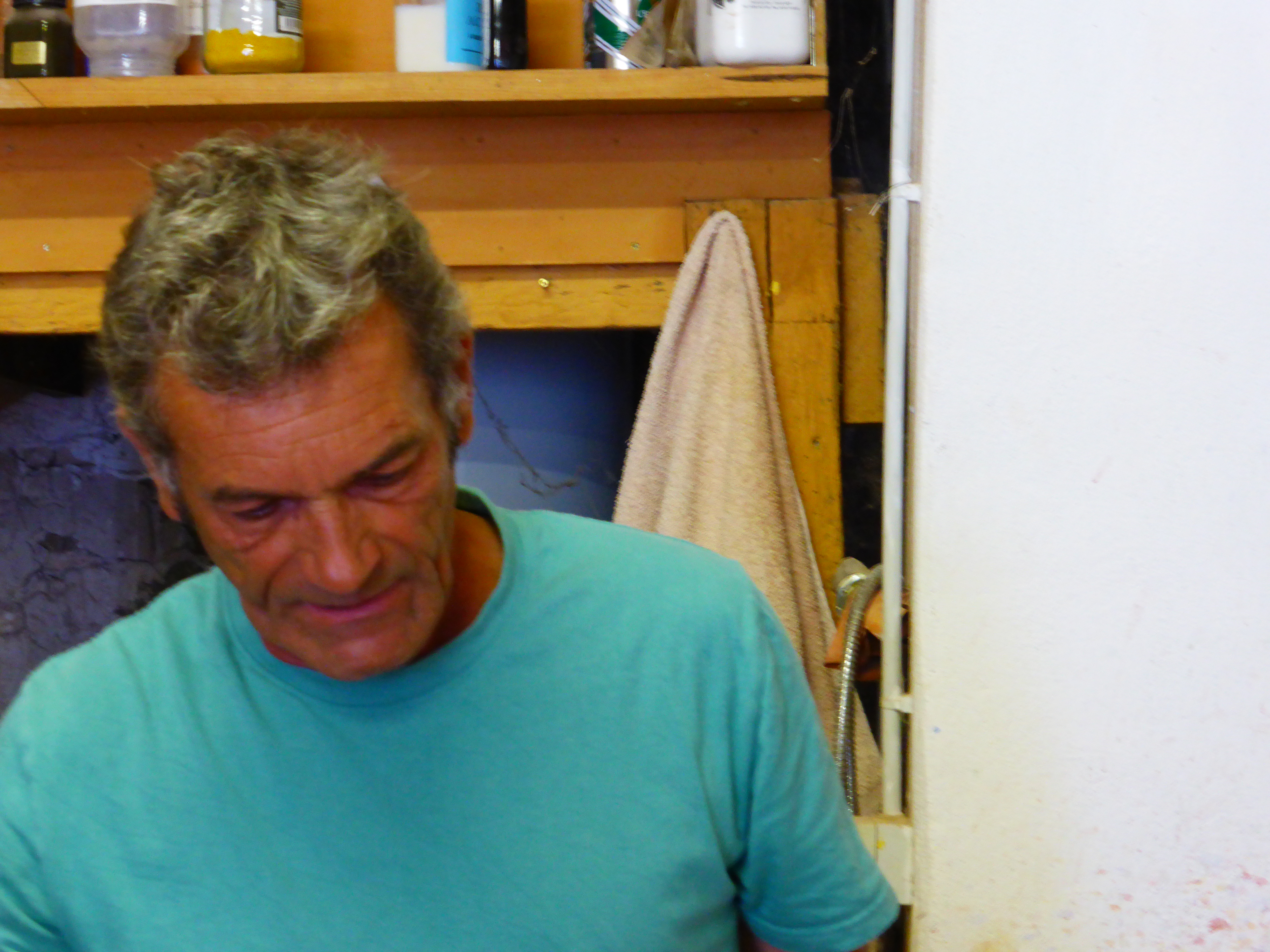 Christian Frisetti nel suo laboratorio artigianale