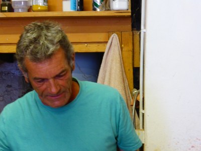 Christian Frisetti nel suo laboratorio artigianale