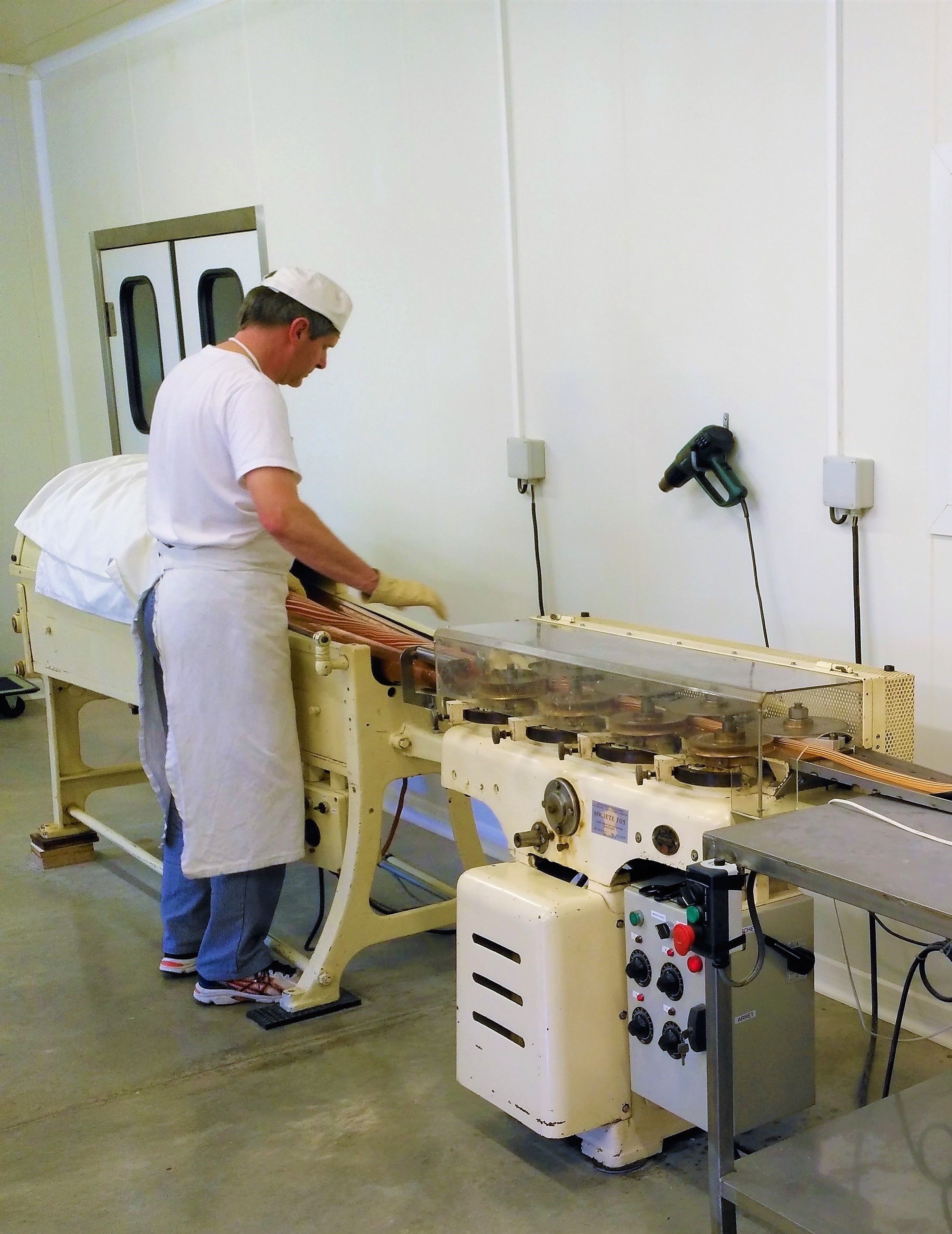 Confiserie du Mont Ventoux - Thierry Vial alla macchina che estrude i berlingot