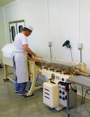 Confiserie du Mont Ventoux - Thierry Vial alla macchina che estrude i berlingot