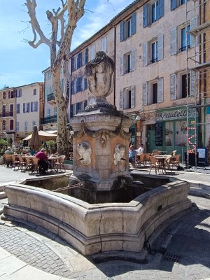 Cotignac, la fontana delle Quattro Stagioni e Cours Gambetta.jpg