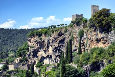 Cotignac, le rovine del castello sul rocher, Pierre Bona=
