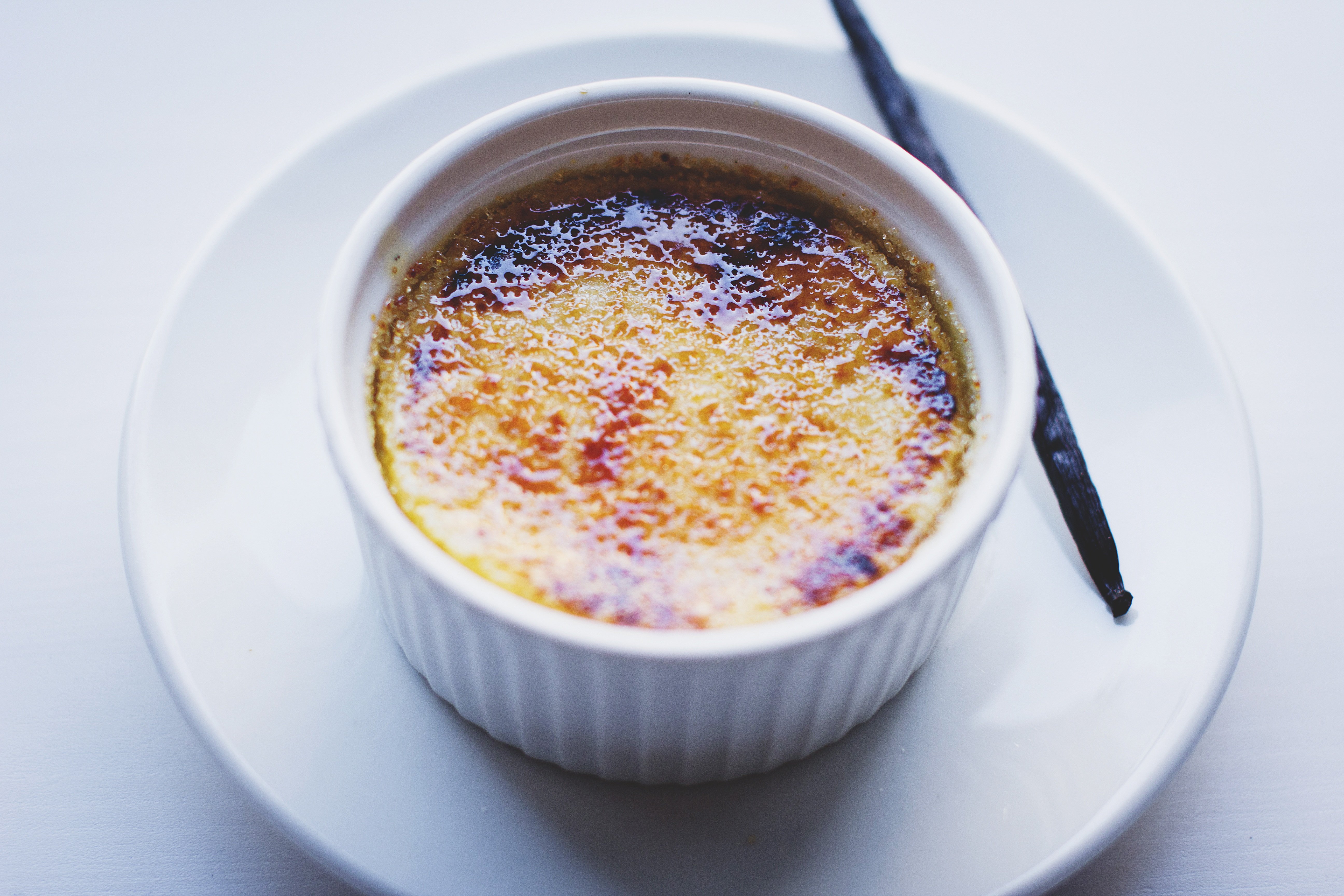 Crème brûlée con una stecca di vaniglia