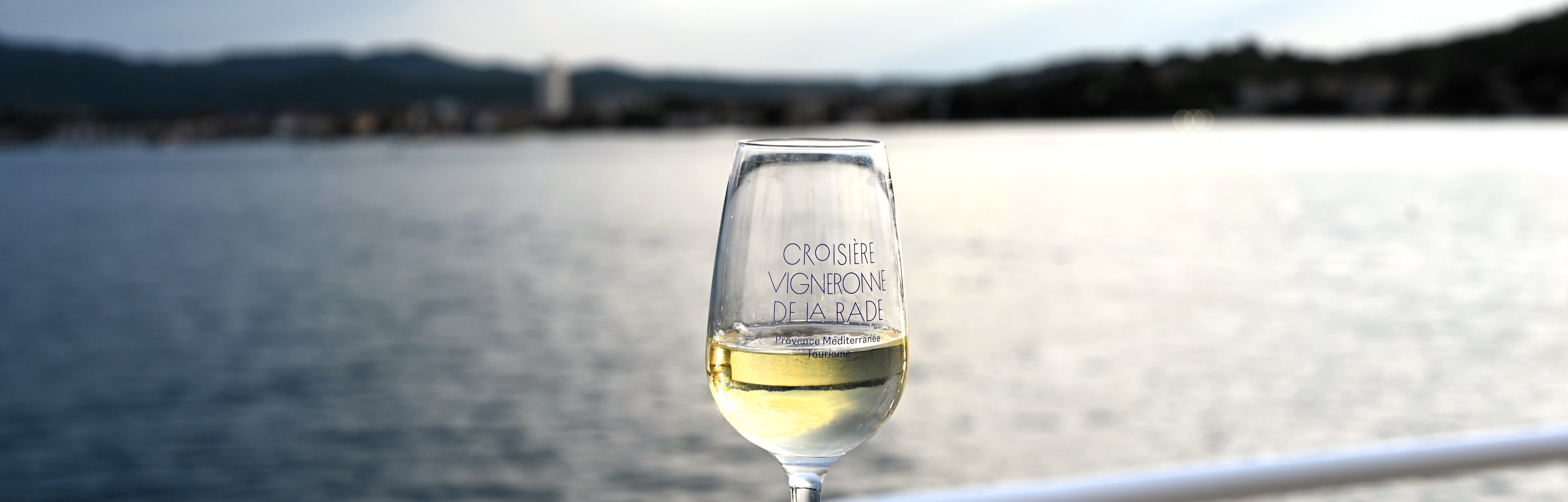 Croisiere vigneronne, in alto i calici © Laurie Allain
