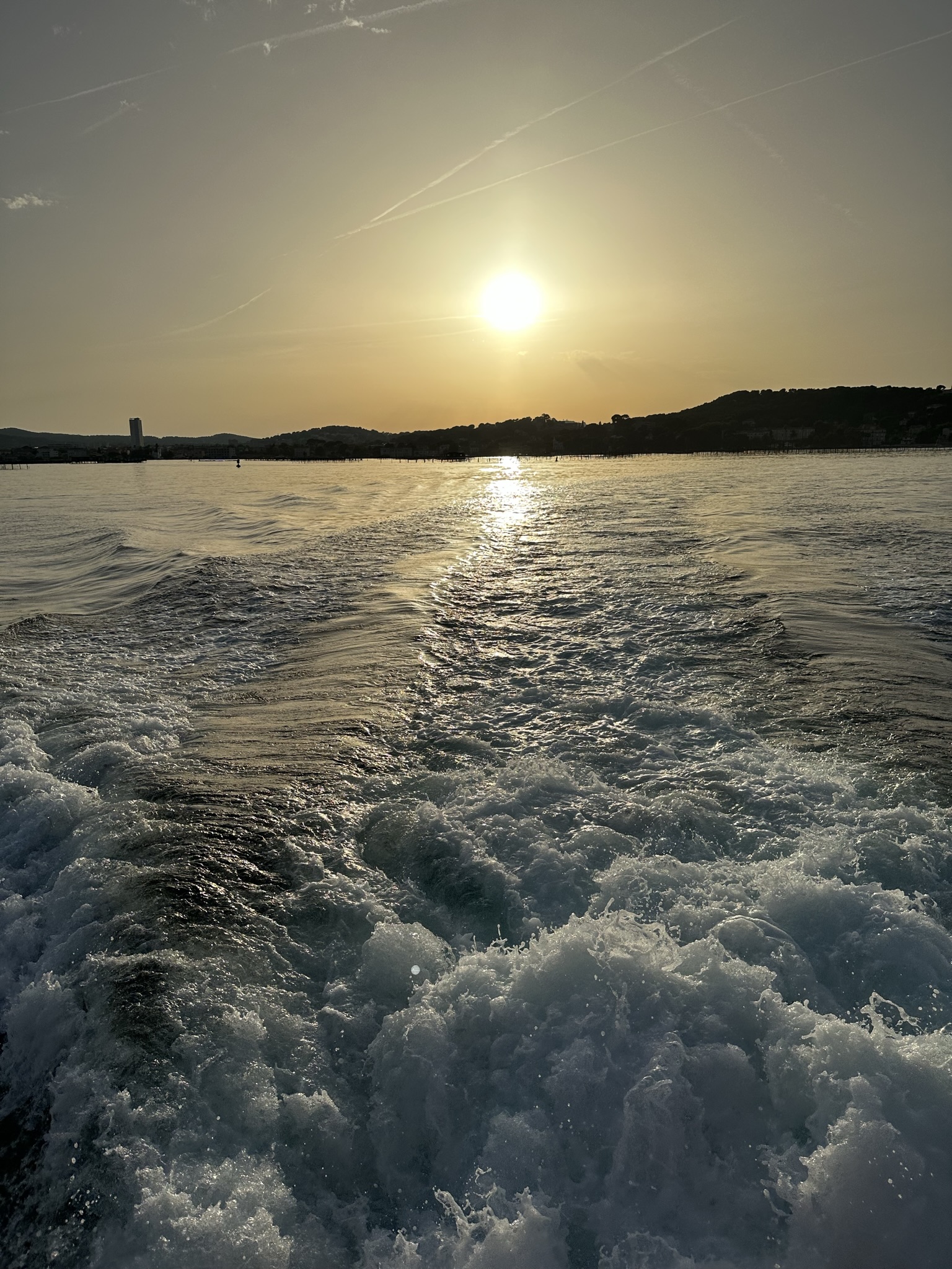 Croisiere vigneronne, scia della barca al tramonto © Tourisme Terre de Provence en Méditerranée