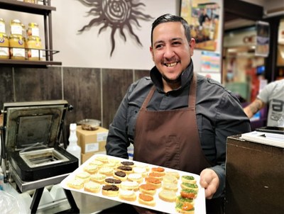 Crostini pronti da degustare da Serge Olives alle Halles di Avignone