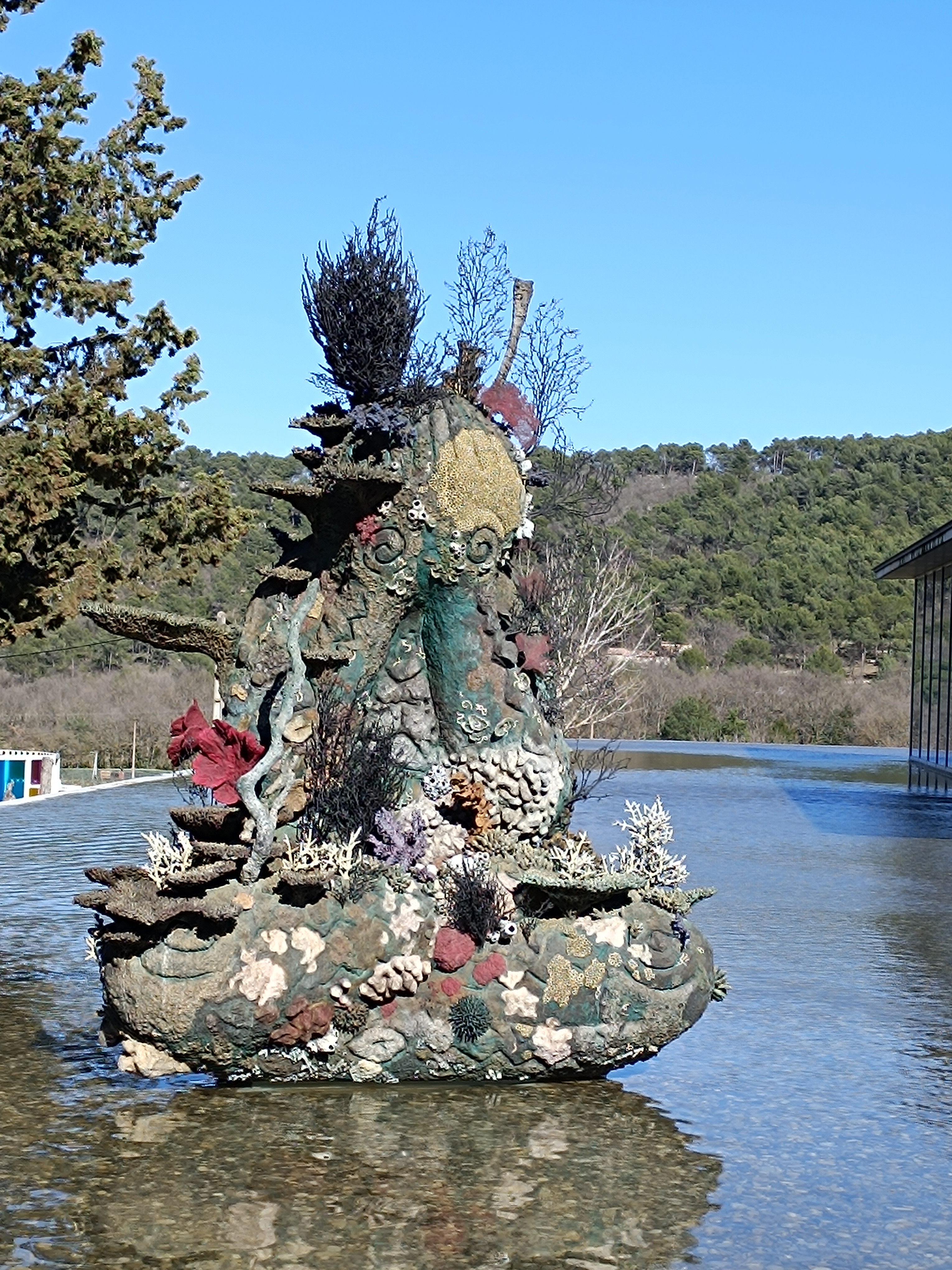 Damien Hirst a Château La Coste, The Monk, serie Treasures from the Wreck of the Unbelievable