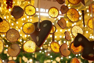 Decorazioni di agrumi della Costa Azzurra al mercatino di Natale