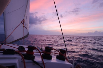 Effetto tramonto in catamarano