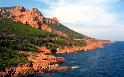 Estérel, il contrasto le rocce e il mare