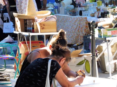 Eygalières, il vide-grenier è più divertente con un'amica