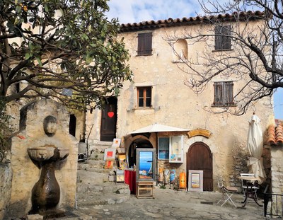 Èze, la Place du Planet e la fontana all'italiana