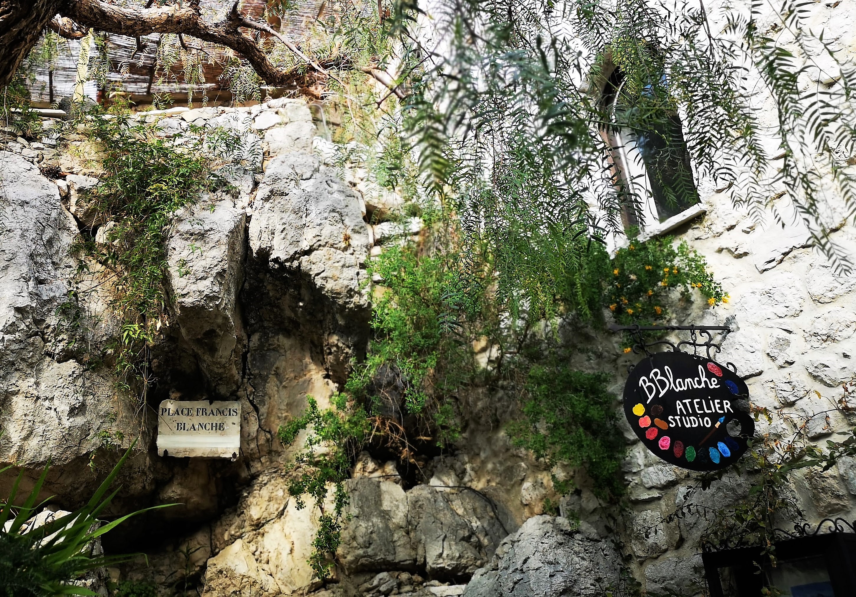 Èze, Place Francis Blanche, particolare