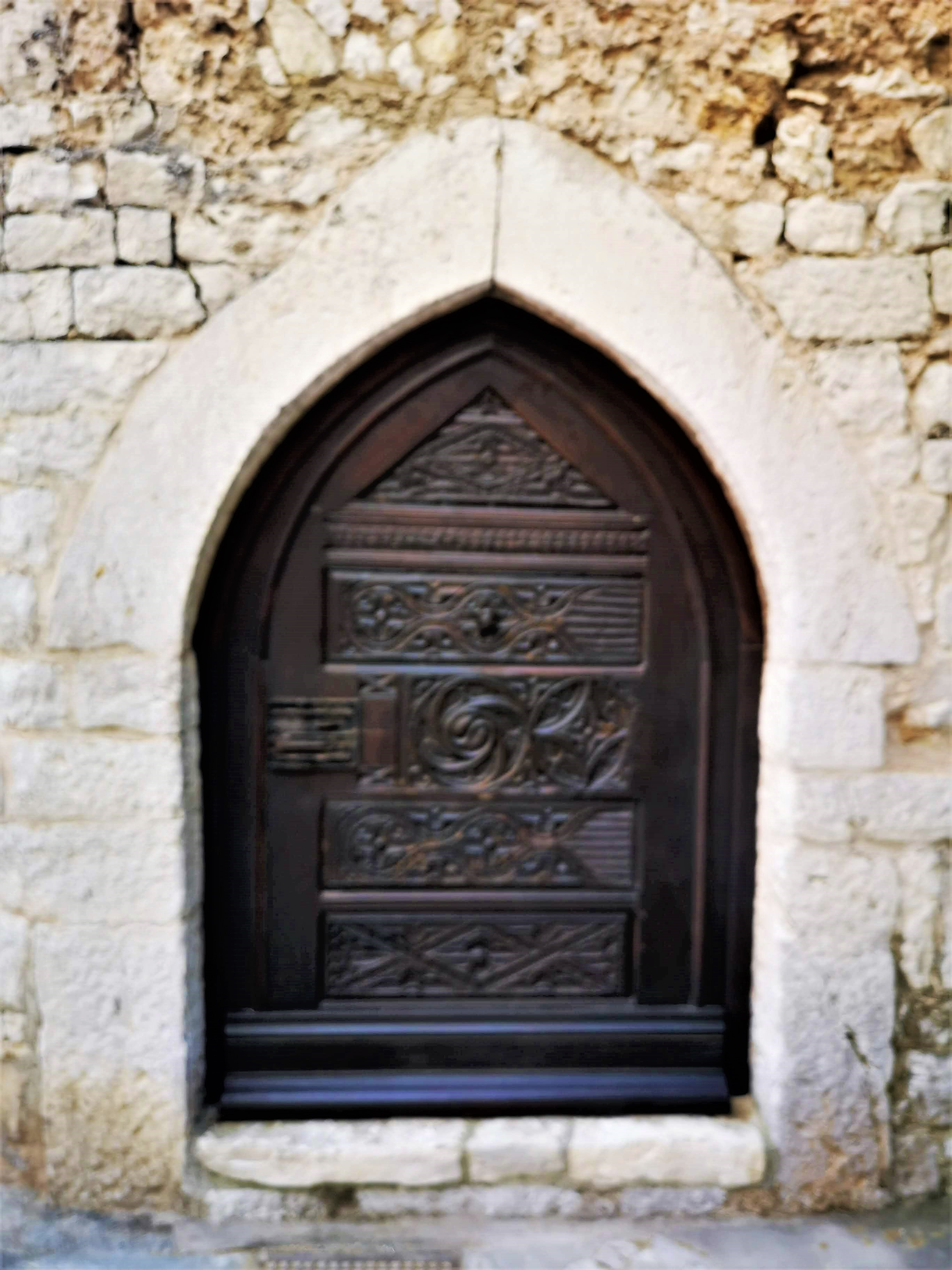 Èze, porta in legno lavorato