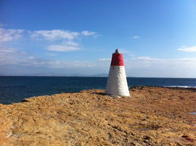 Faro lungo la costa provenzale oltre Marsiglia