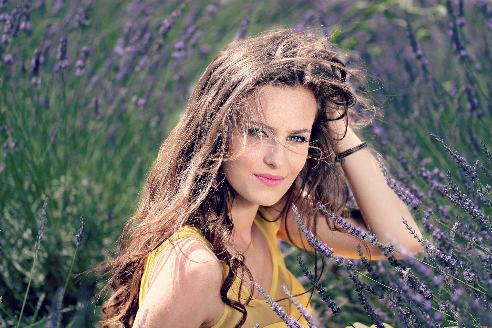 Farsi fotografare tra la lavanda in fiore