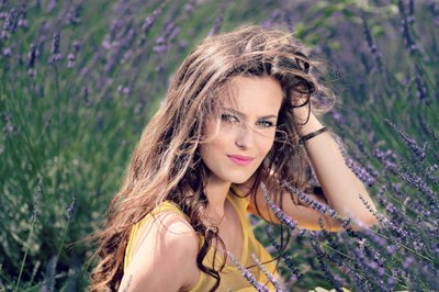 Farsi fotografare tra la lavanda in fiore