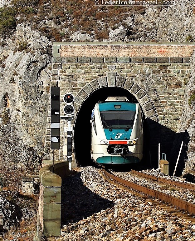 Ferrovia Cuneo-Ventimiglia-Nizza, uscita dalla galleria © Federico Santagati