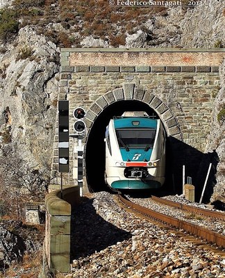 Ferrovia Cuneo-Ventimiglia-Nizza, uscita dalla galleria © Federico Santagati