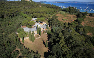 Fondation Carmignac, un mas immerso nella natura di Porquerolles