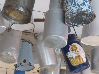 Fromagerie du Comtat - I vasi da latte appesi al soffitto