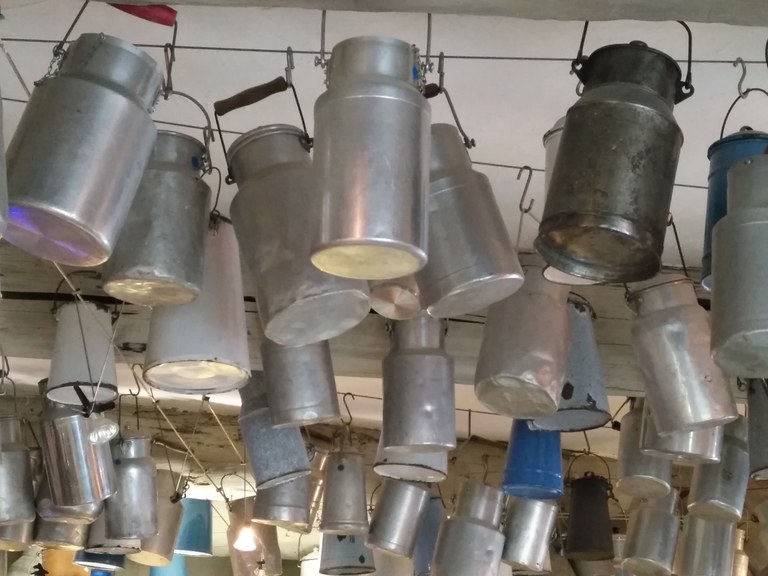 Fromagerie du Comtat - I vasi di latte appesi al soffitto