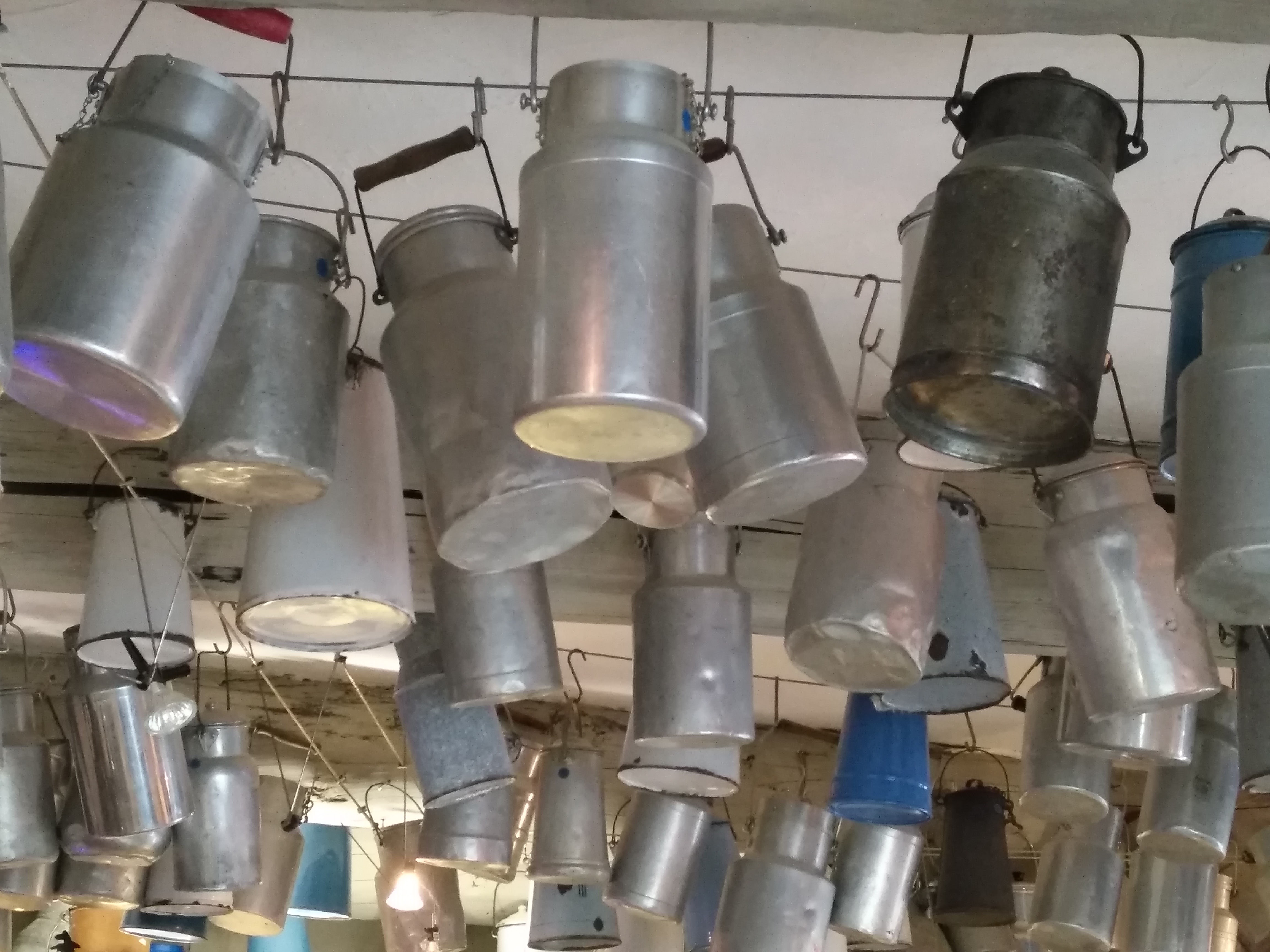 Fromagerie du Comtat - I vasi di latte appesi al soffitto