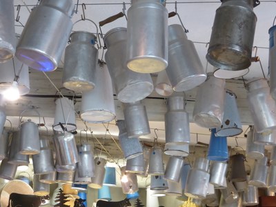 Fromagerie du Comtat - La collezione dei vasi da latte appesi al soffitto