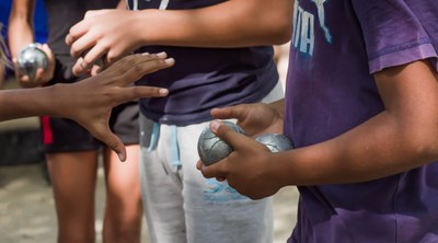 Giovani giocatori di pétanque.jpg