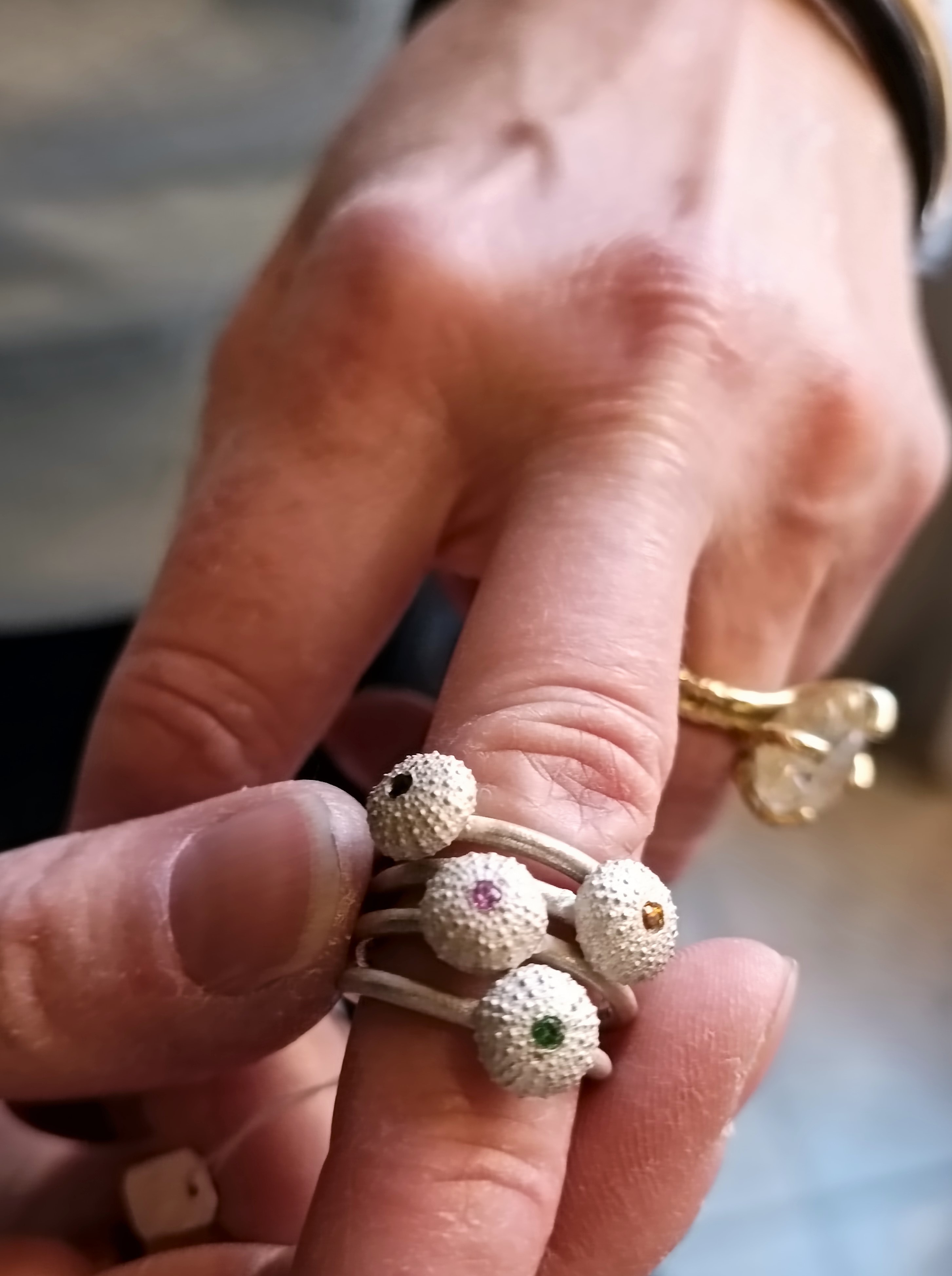 Gli anelli ''riccio di mare'' di Maura Biamonti