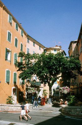 Grasse, piazza ombreggiata - Foto: © OT Grasse
