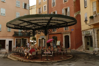 Grasse, piazza della Poissonnerie nel centro storico - Foto: © Marta & Antoine Konopka