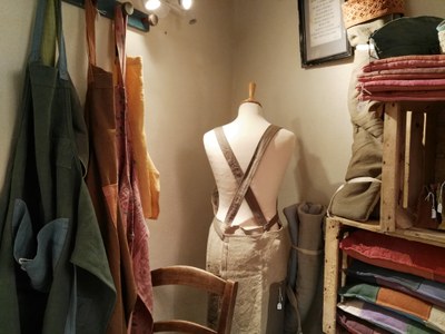 Hand Co, i grembiuli e i cuscini di l'Atelier des ficelles - Foto: redazione