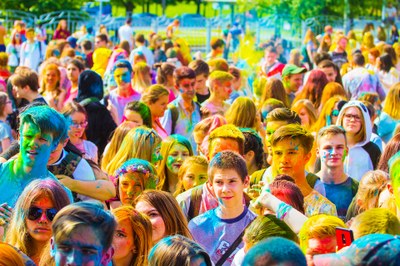 Holy, la festa dei colori
