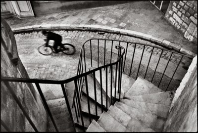 Hyères, La Banque, Musée des Cultures et du Paysage. Hyères, France, 1932 di Henri Cartier-Bresson