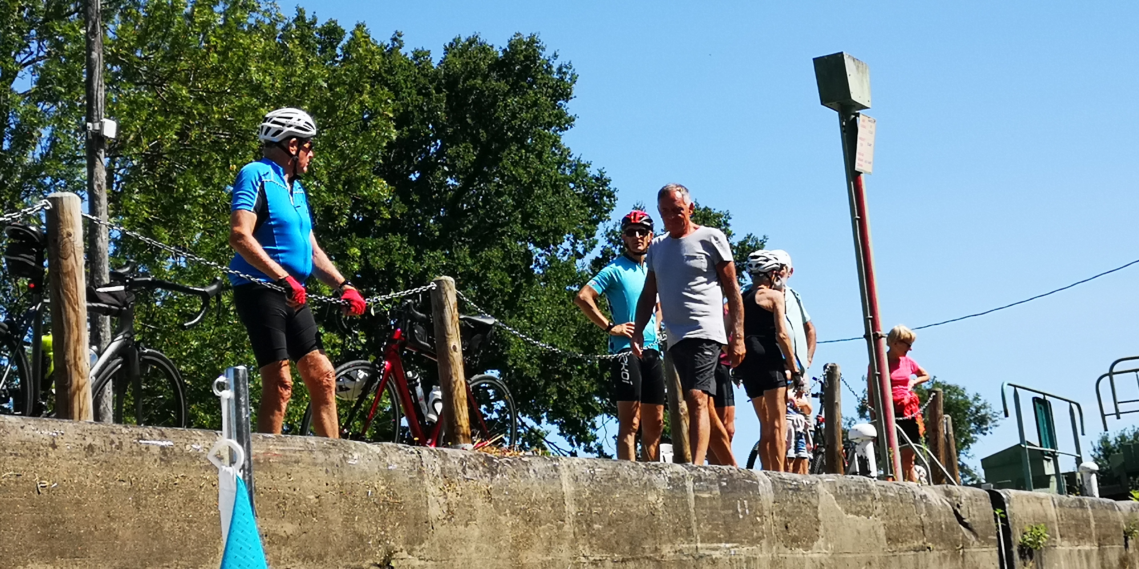 I ciclisti che ci aspettano alla chiusa