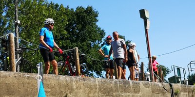 I ciclisti che ci aspettano alla chiusa