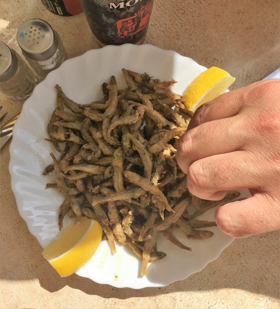 I pesciolini dorati mange tout si mangiano... con le mani