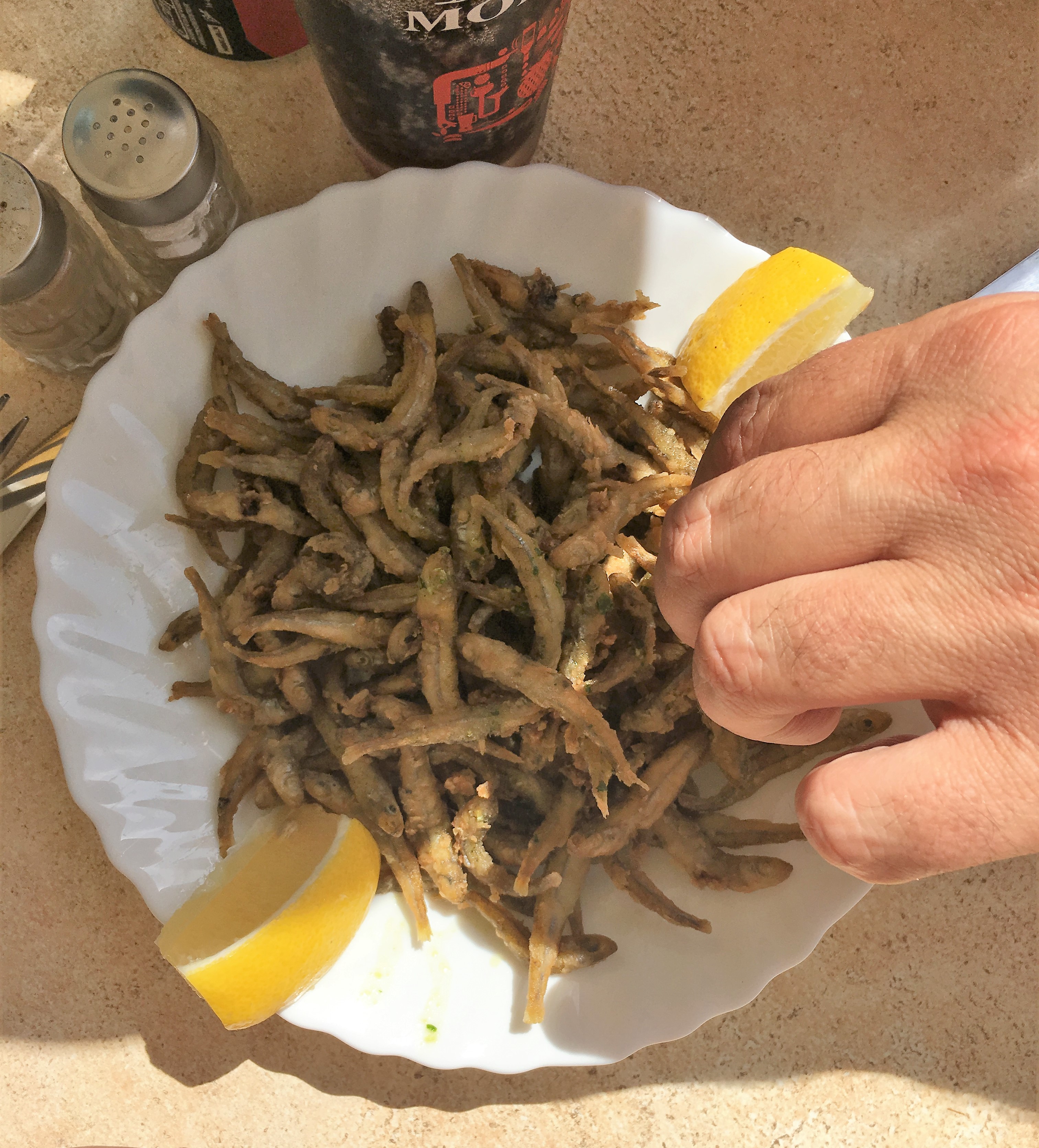 I pesciolini dorati mange tout si mangiano... con le mani