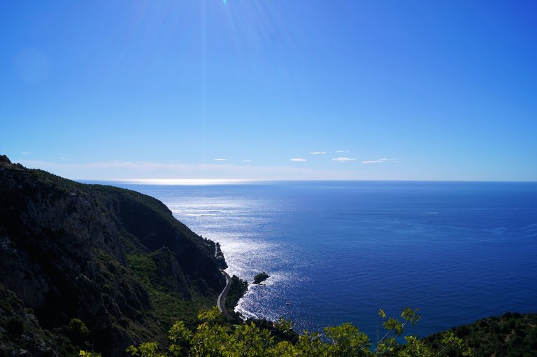 I treni più belli sono quelli che non riescono a stare lontani un solo minuto dal mare