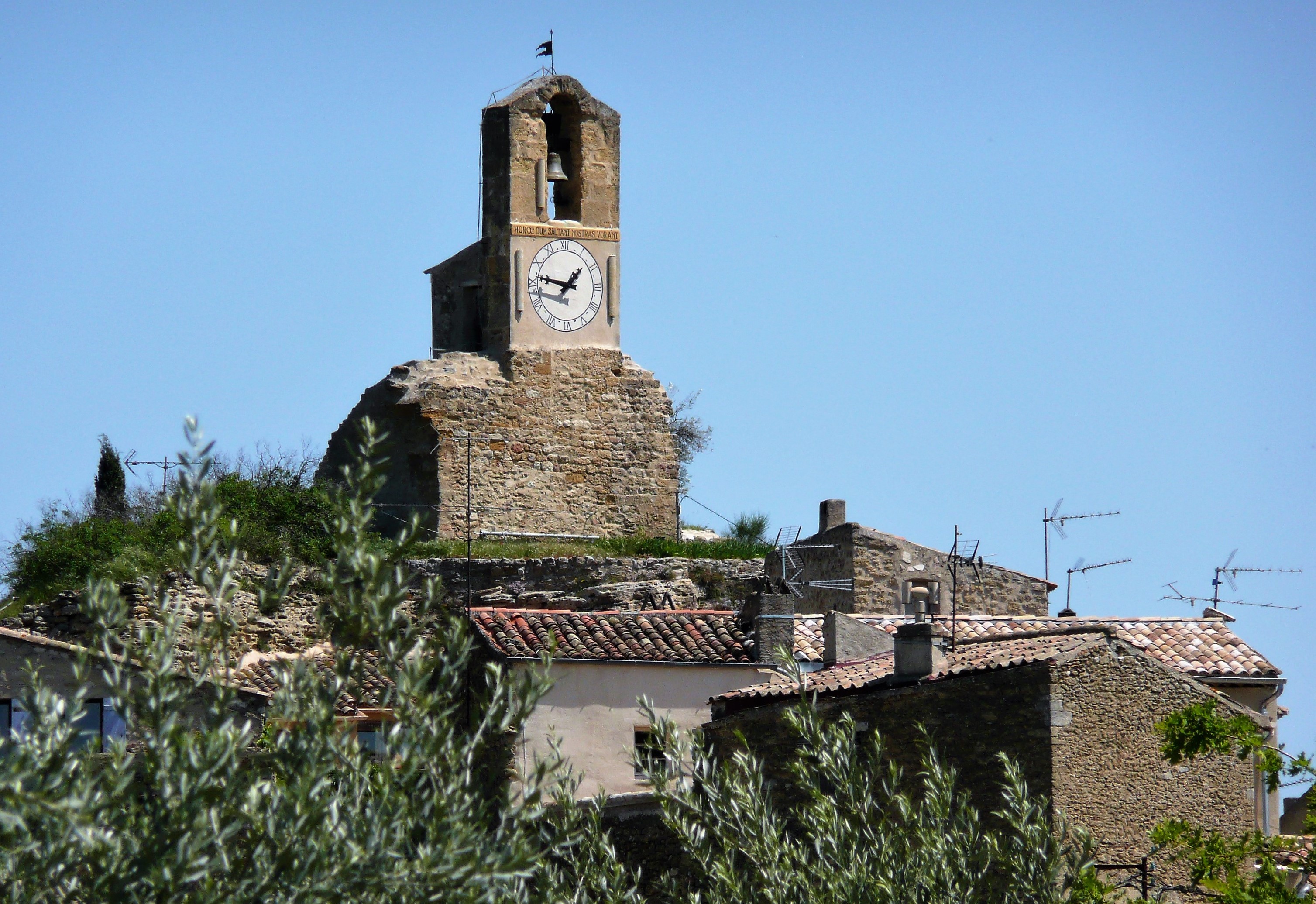 Il beffroi di Lourmarin, con l'orologio in bella vista